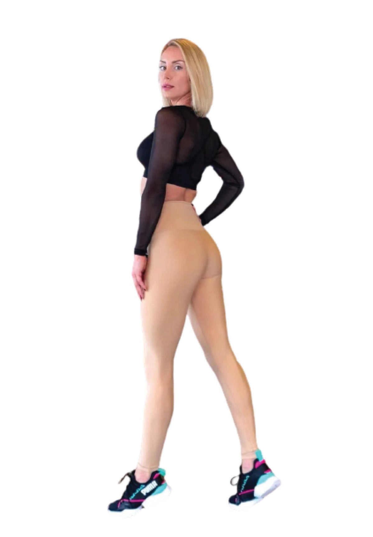 Person posiert in Lismina 281 Extra High Waist Leggings in Nude, schwarzem Netzoberteil und bunten Sneakers auf weißem Hintergrund.